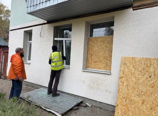 У пошкоджених КАБами будівлях у Сумах закрили 76 вікон та рам фото