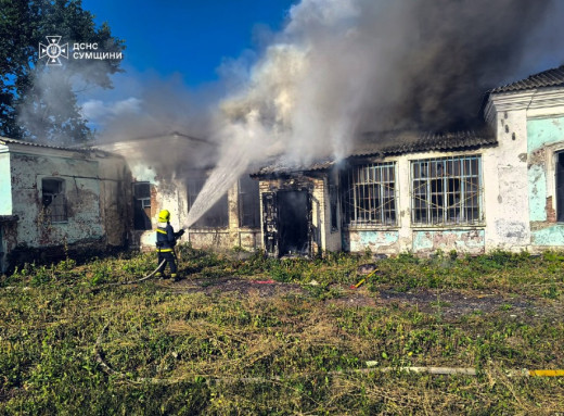 В Охтирці рятувальники ліквідували пожежу в закинутому дитячому центрі фото