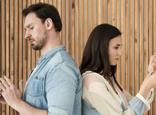 Битва за визнання: як прихована конкуренція руйнує близькість у парі фото