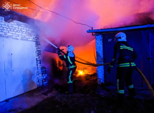 У Шостці рятувальники ліквідували масштабну пожежу в гаражному кооперативі фото