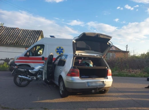 На Сумщині мотоцикліст врізався у легковик: двоє постраждалих фото
