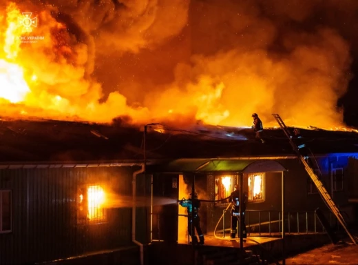 У Сумах 6 годин гасили масштабну пожежу (відео) фото