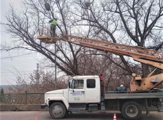 У Сумах встановили нові LED-світильники та пофарбували опори фото