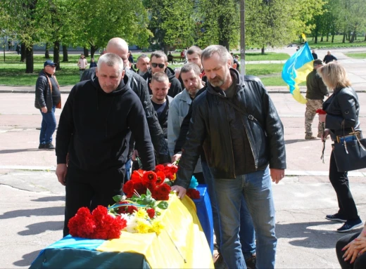 Шосткинці попрощалися із захисником України Миколою Шуляком фото