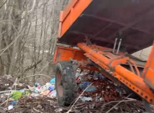 У Роменській громаді мер спіймав порушника, який викидав сміття на узбіччя фото