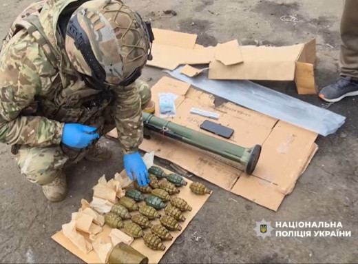 Автомати, гранатомет та сотні набоїв: у мешканця Ромен вилучили арсенал зброї фото