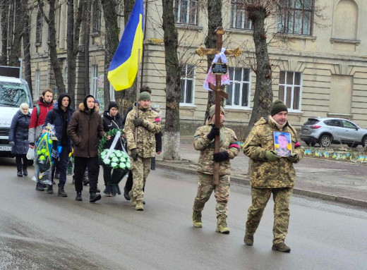 У Лебедині попрощалась із захисником Миколою Єльєвим фото