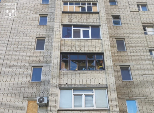 У Сумах через атаку російського дрона пошкоджені багатоповерхівки та автомобілі фото