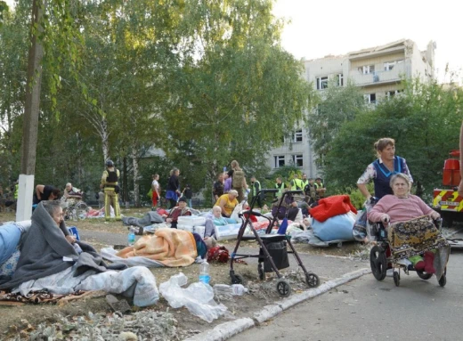 Патрульні показали перші кадри з місця обстрілу геріатричного пансіонату в Сумах фото