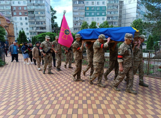 Сумська громада попрощалася із загиблими захисниками Віталієм Вольвачем та Владиславом Бірюковим фото Сумська громада попрощалася із загиблими захисниками Віталієм Вольвачем та Владиславом Бірюковим фото