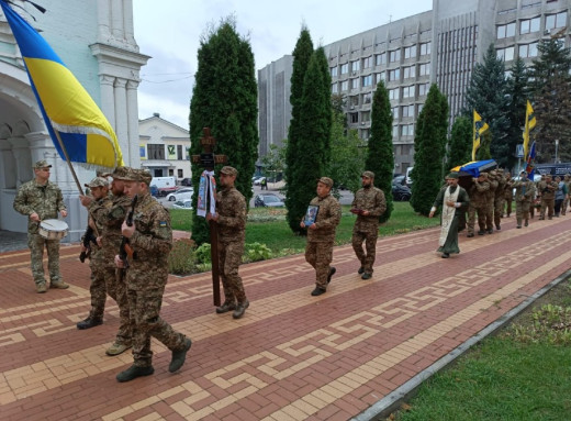 Сумська громада попрощалася із загиблими захисниками Андрієм Кулиничем та Олександром Птахіним фото