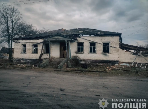 Російські окупанти пошкодили 10 будинків, школу та гімназію на Сумщині фото