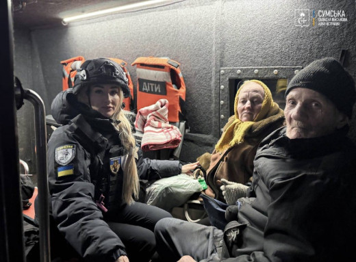 Поліцейські врятували подружжя з небезпечного прикордонного села на Сумщині фото