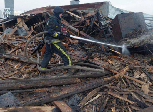 Рятувальники ліквідували пожежі у Глухові, що виникли внаслідок удару керованими авіабомбами фото