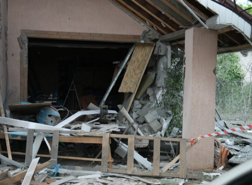 Суми обстріляли з РСЗВ: одна постраждала госпіталізована, пошкоджено шість будівель фото