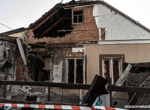 У Сумах 87-річна жінка вибиралася з пошкодженого дроном будинку через вікно фото