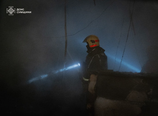 Нічна атака на Суми: пожежники врятували жінку з палаючої споруди фото