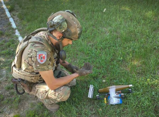 Неподалік Сум поліцейські знешкодили fpv-дрон з вибухівкою фото