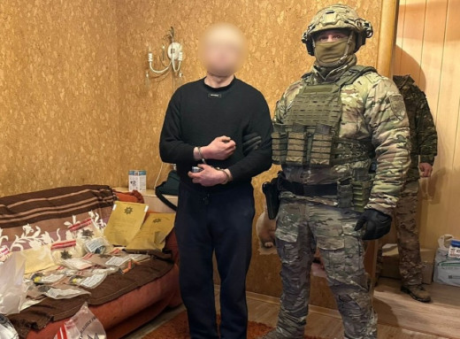 На Сумщині чоловік отримав 8 років за розбій, крадіжки та незаконне зберігання зброї фото На Сумщині чоловік отримав 8 років за розбій, крадіжки та незаконне зберігання зброї фото