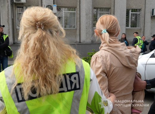 У Сумах затримано жінку, яка намагалася продати свою новонароджену дитину за 30 тисяч доларів фото У Сумах затримано жінку, яка намагалася продати свою новонароджену дитину за 30 тисяч доларів фото