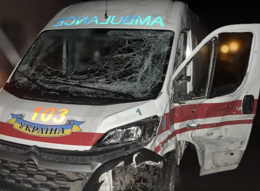 У Глухівській громаді дрон влучив у автомобіль "швидкої": постраждали троє медиків фото