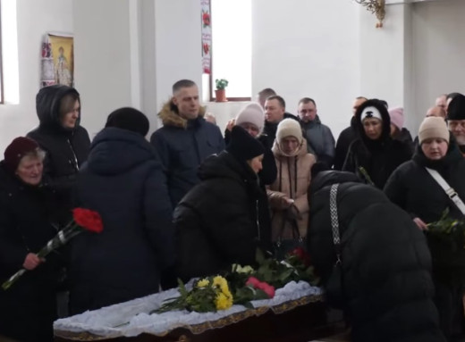 Конотопці провели в останню путь солдата Андрія Лисенка фото