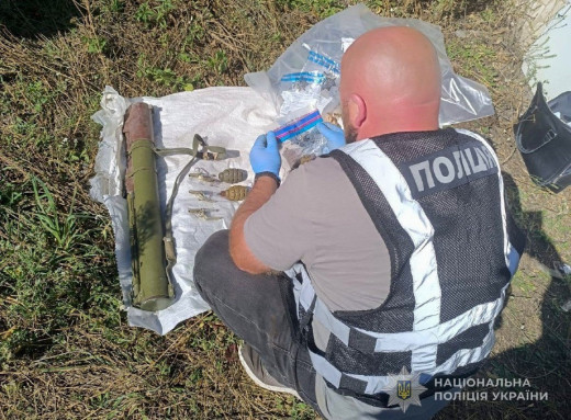 У Путивлі поліція виявила арсенал зброї та боєприпасів фото У Путивлі поліція виявила арсенал зброї та боєприпасів фото