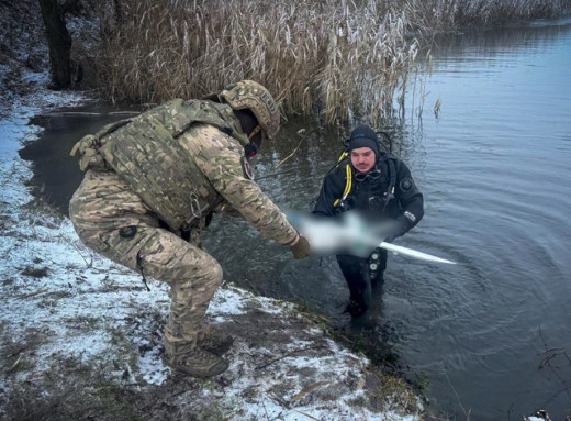 Поблизу Сум із озера дістали та знищили безпілотник фото