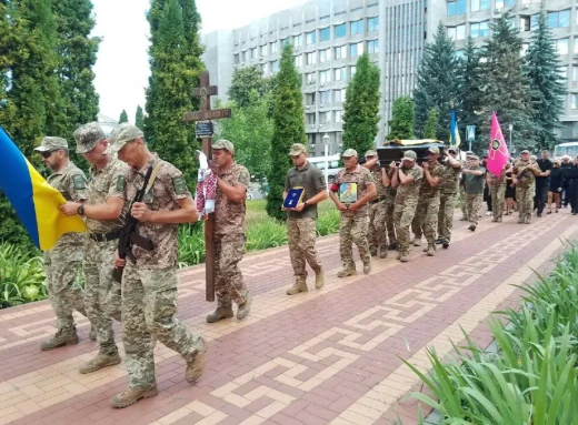 У Сумах поховали мужнього воїна Сергія Дубовика фото