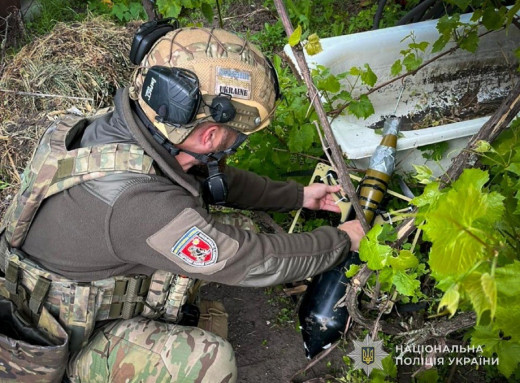 У Сумах вибухотехніки поліції знешкодили ворожий FPV-дрон на оптоволокні фото