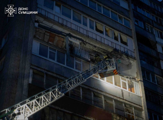 У Сумах рятувальники ліквідовували наслідки нічних ударів російських безпілотників фото