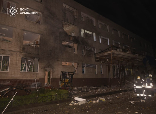 У Сумах рятувальники загасили пожежу в навчальному закладі після атаки безпілотників фото