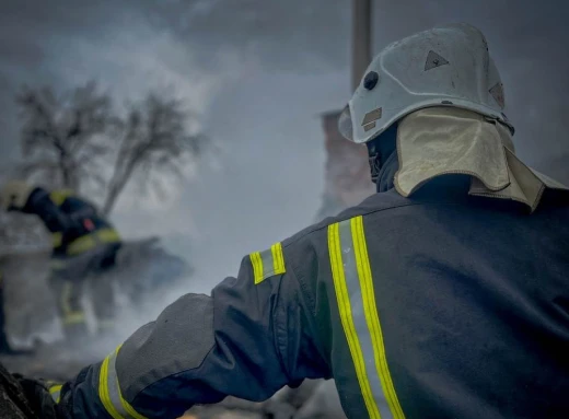 У Шостці пожежники врятували два будинки (відео) фото