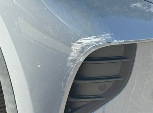 У Сумах водій без прав зачепив сусідську автівку у дворі та втік з місця ДТП фото