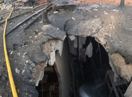 У Сумах рятувальники ліквідували пожежу на підприємстві, спричинену ворожою атакою фото У Сумах рятувальники ліквідували пожежу на підприємстві, спричинену ворожою атакою фото