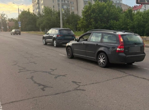 У Сумах зіткнулися автомобілі Volvo та Skoda фото