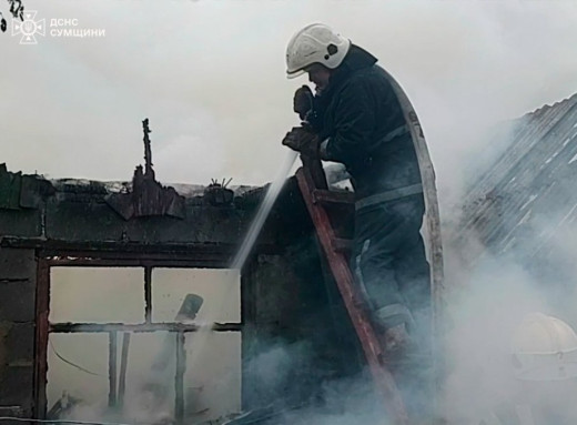 У Шостці рятувальники врятували житловий будинок від пожежі фото