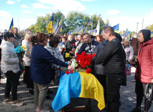 Шосткинці попрощалися із захисником Антоном Болдиревим фото