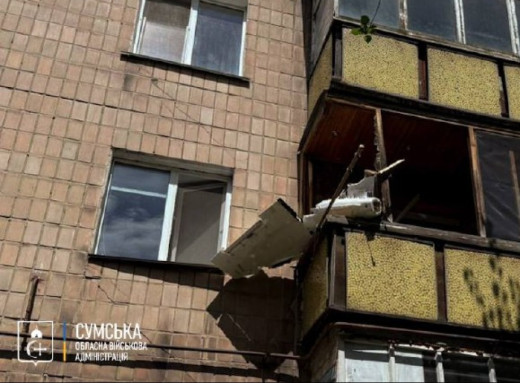 російський дрон влучив у балкон багатоповерхівки в Конотопі фото російський дрон влучив у балкон багатоповерхівки в Конотопі фото
