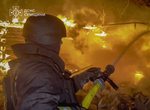 У Шосткинській громаді через нічний обстріл спалахнула пожежа в житловому секторі (відео) фото