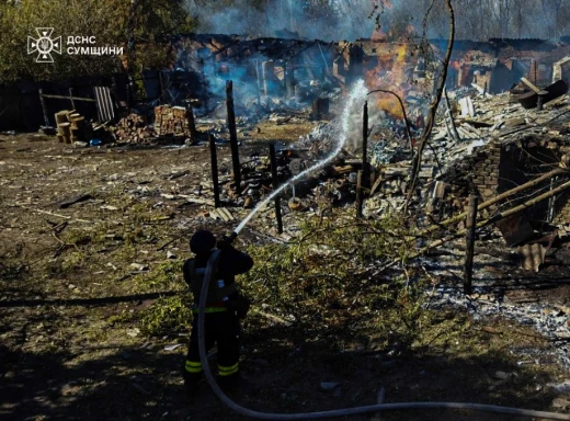 Сумські рятувальники гасили пожежу внаслідок ворожого обстрілу фото