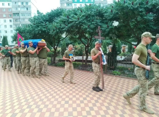 У Сумах попрощалися із захисником Романом Руденком фото