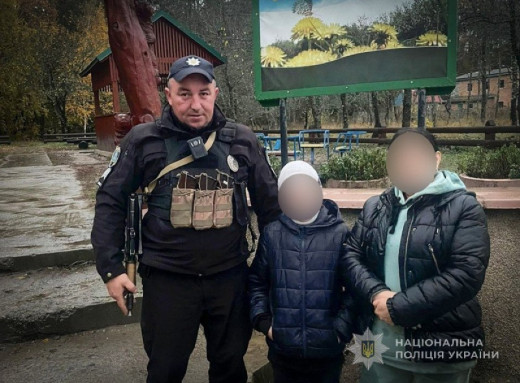 На Сумщині поліцейські розшукали матір з 11-річним сином, які заблукали в лісі фото На Сумщині поліцейські розшукали матір з 11-річним сином, які заблукали в лісі фото