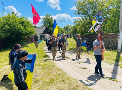 У Кролевецькій громаді провели в останню путь загиблого захисника Віктора Гришакова фото