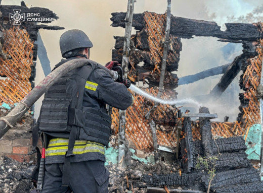 ДСНС ліквідовує наслідки нічної атаки рф на Шосткинську громаду: є загиблі та поранені фото ДСНС ліквідовує наслідки нічної атаки рф на Шосткинську громаду: є загиблі та поранені фото