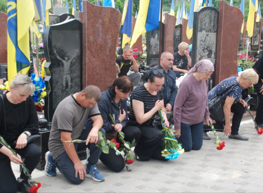 На Шосткинщині провели в останню путь двох полеглих захисників України фото