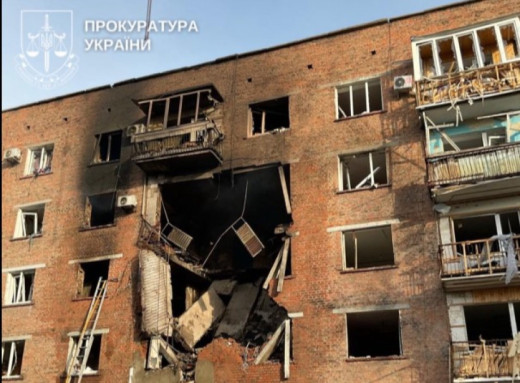 Масована атака на Конотоп: через удари дванадцяти безпілотників поранено вісім людей фото