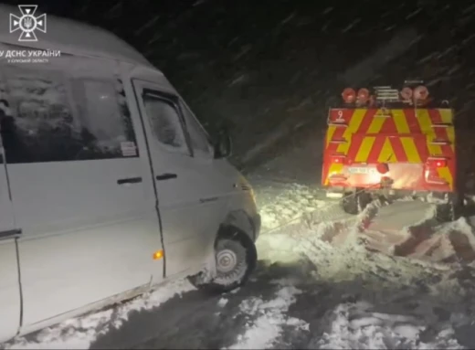 На Сумщині рятувальники витягли зі снігових заметів 18 автівок фото