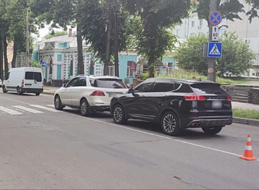 У Сумах неуважна водійка спровокувала ДТП на Петропавлівській фото