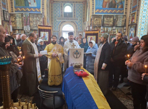 Охтирська та Чупахівська громади провели в останню путь захисника, який загинув на Донеччині фото